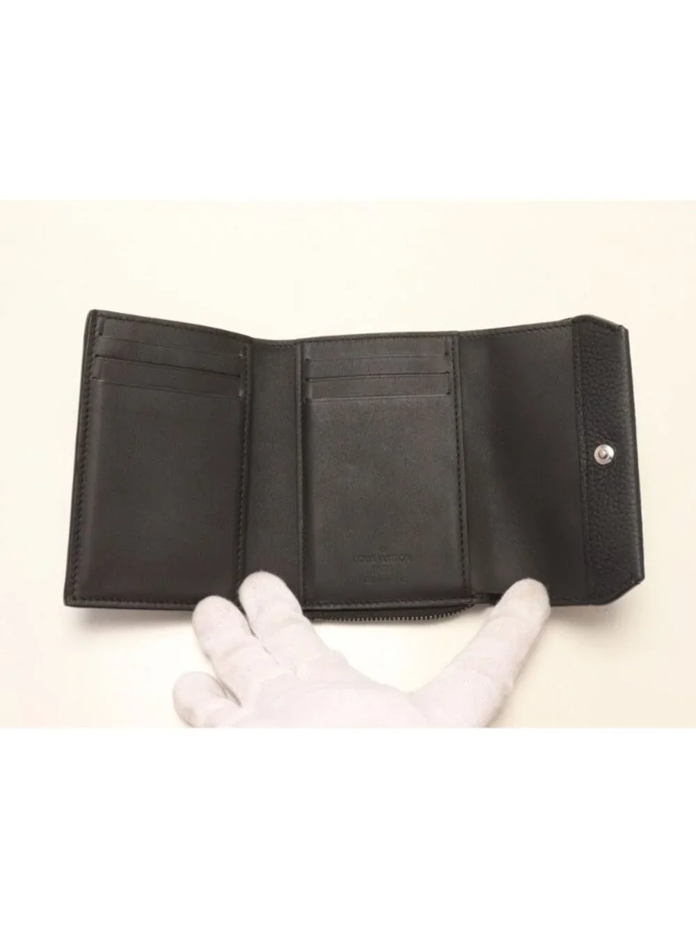 Louis Vuitton LV Aerogram Portefeuille Pilot Leather Trifold Wallet